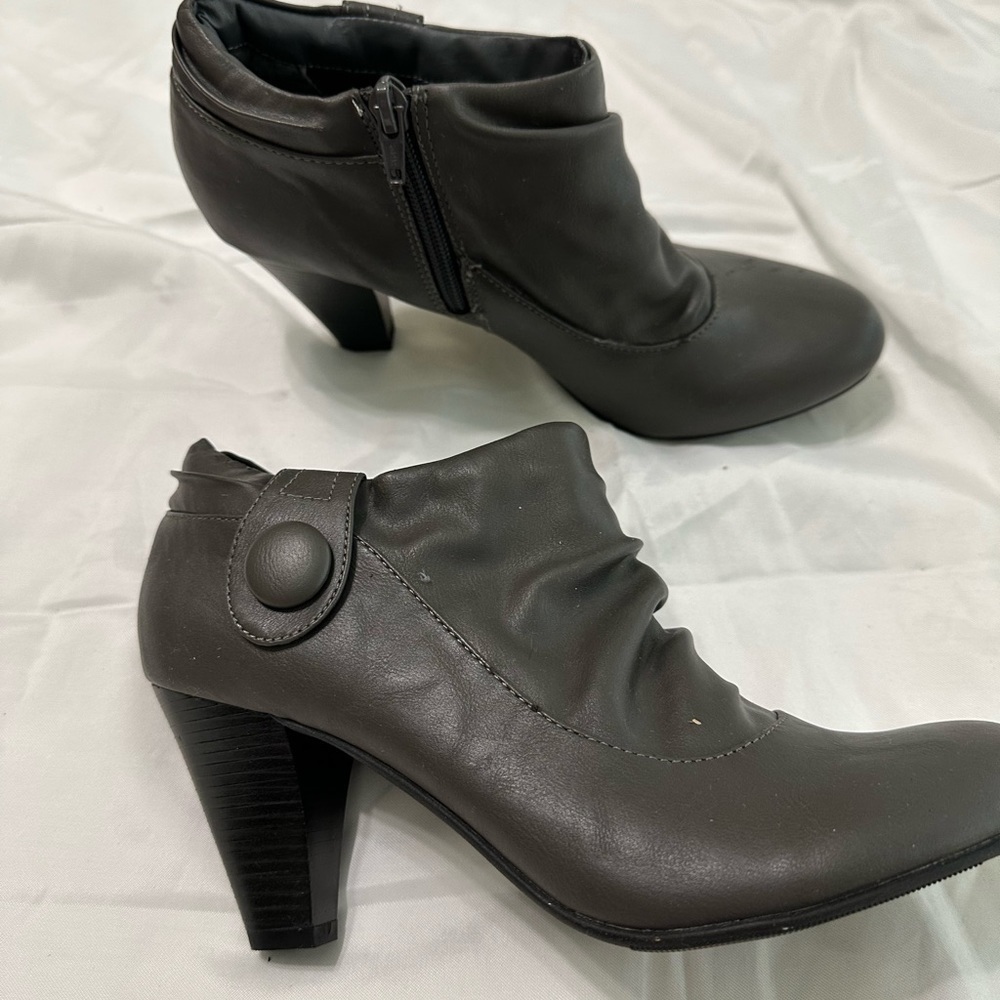 WOMEN’S grey heeled boots size 8.5